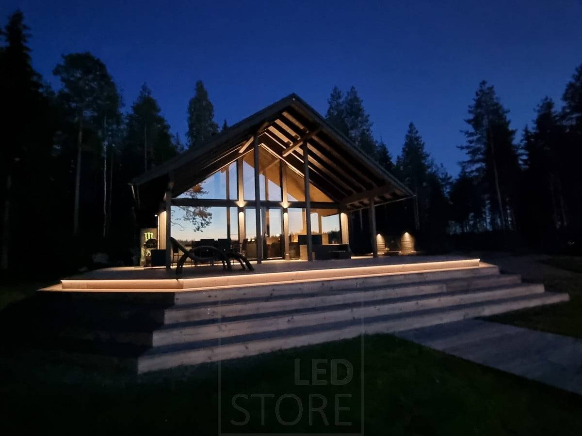 Eclairage extérieur d'ambiance avec les appliques Viisto2 et la bande LED en une étape. Sur la façade, dans une partie basse de la façade, luminaires Viisto.